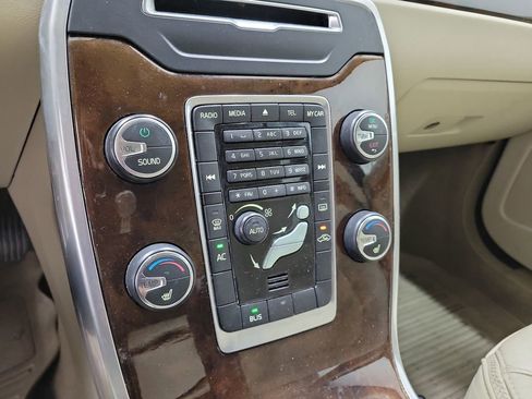 Used 2013 Volvo XC70 3.2 image 28