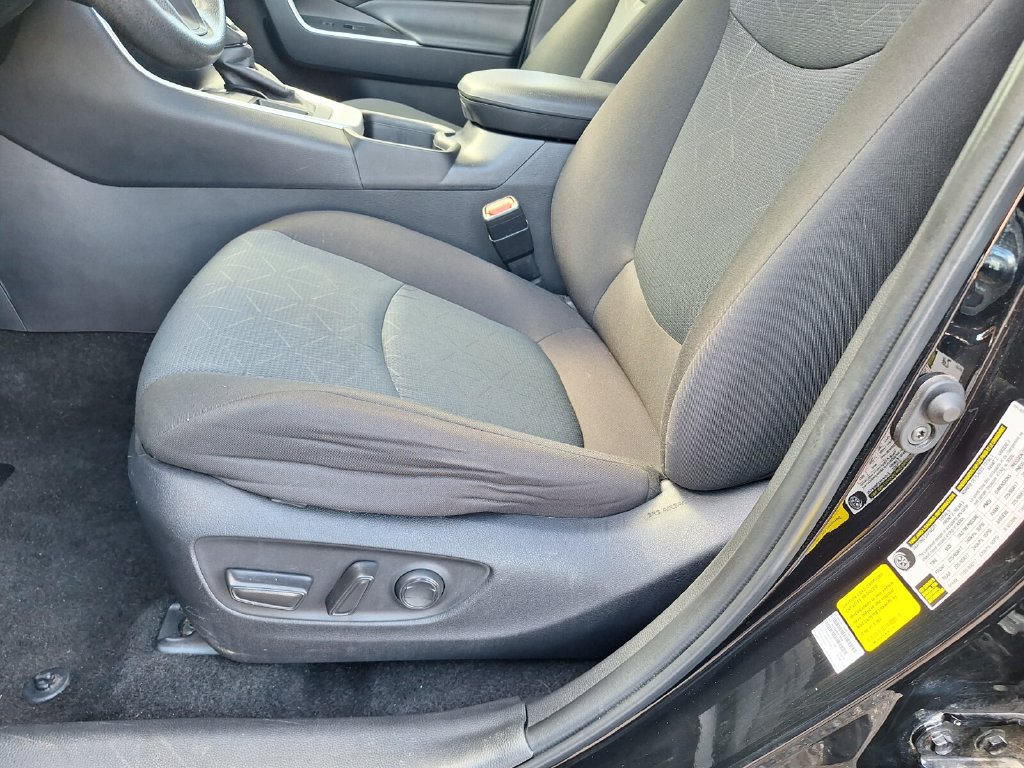 Used 2025 Toyota RAV4 XLE FWD image 28