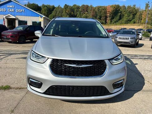 Certified 2022 Chrysler Pacifica Touring-L image 3