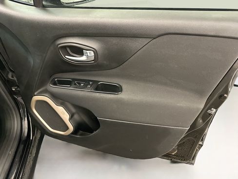 Used 2015 Jeep Renegade Latitude FWD image 33
