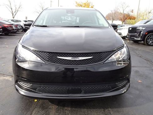 Used 2024 Chrysler Voyager LX image 3