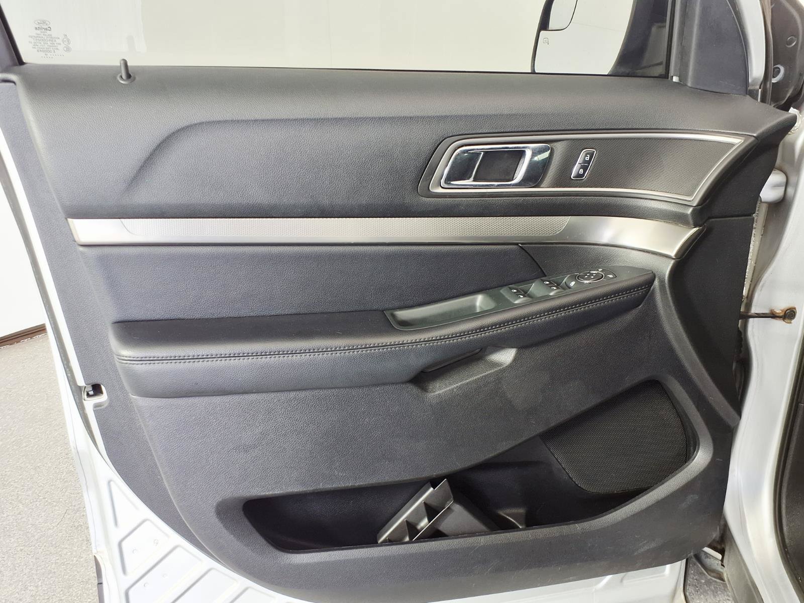 Used 2018 Ford Explorer XLT w/ Equipment Group 201A FWD image 10