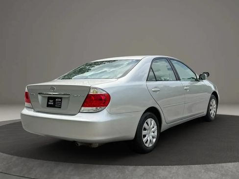 Used 2005 Toyota Camry LE FWD image 4