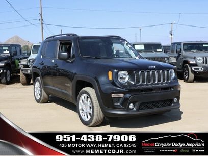 New 2023 Jeep Renegade Latitude w/ Sun & Fun Group