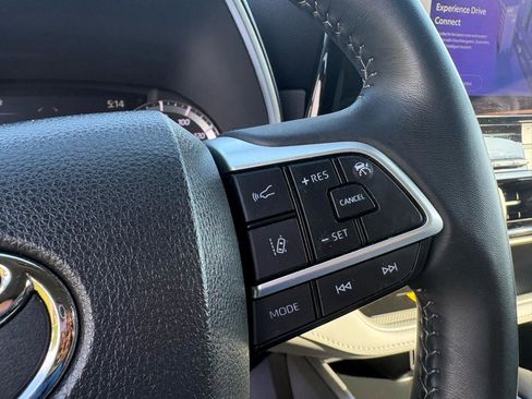 Used 2023 Toyota Highlander XLE AWD/4WD image 14