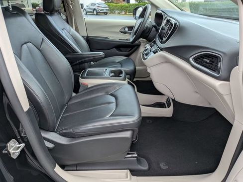 Used 2024 Chrysler Pacifica Touring-L FWD image 37