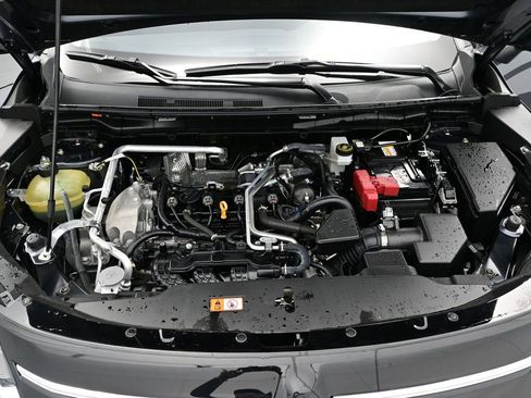 Used 2025 Mitsubishi Outlander SE image 11