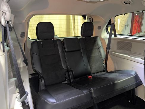Used 2014 Chrysler Town & Country Touring-L FWD image 25