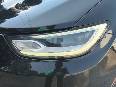 Used 2024 Chrysler Pacifica Touring-L FWD image 9