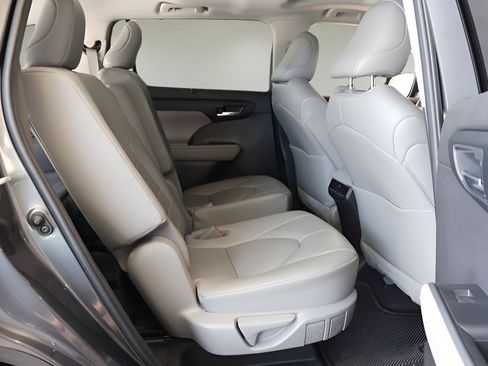 Used 2023 Toyota Highlander XLE FWD image 19