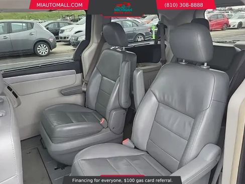 Used 2011 Volkswagen Routan SEL FWD image 11