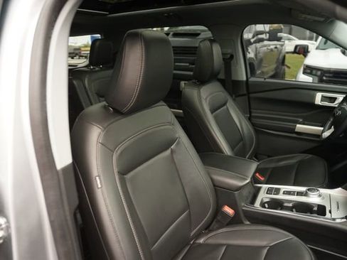 Certified 2022 Ford Explorer XLT w/ Equipment Group 202A RWD image 22