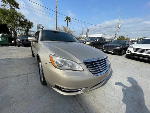 Used 2013 Chrysler 200 Touring FWD image 3
