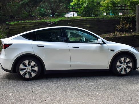 Used 2021 Tesla Model Y 2WD image 8