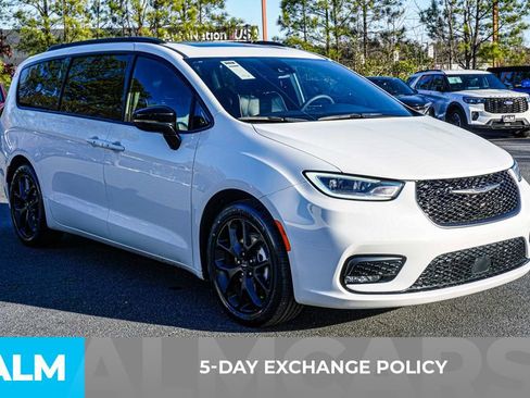 Used 2025 Chrysler Pacifica Limited image 3