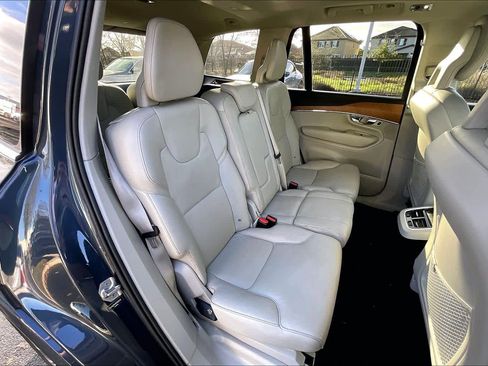 Used 2021 Volvo XC90 T5 Momentum w/ Protection Package Premier image 28