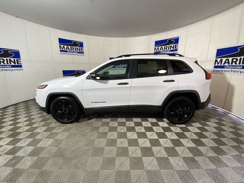Used 2017 Jeep Cherokee Sport FWD image 10
