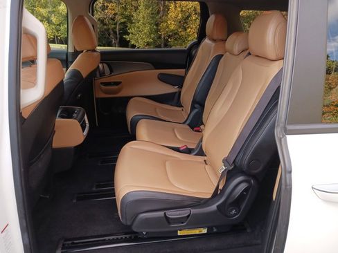 Certified 2024 Kia Carnival LX image 13