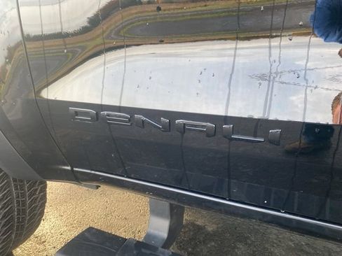 Used 2023 GMC Canyon Denali w/ Denali Black Edition image 7