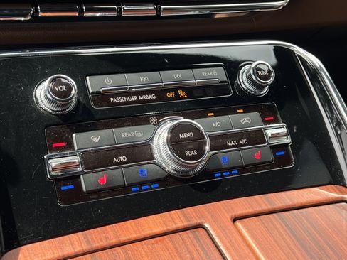 Certified 2024 Lincoln Navigator Reserve AWD/4WD image 19