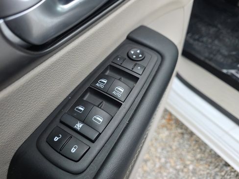 Used 2024 Chrysler Pacifica Select image 11