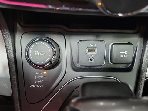 Used 2020 Jeep Cherokee Latitude Plus w/ Cold Weather Group AWD/4WD image 38