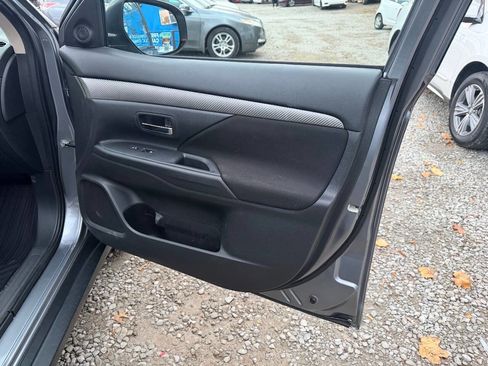 Used 2017 Mitsubishi Outlander SE image 17