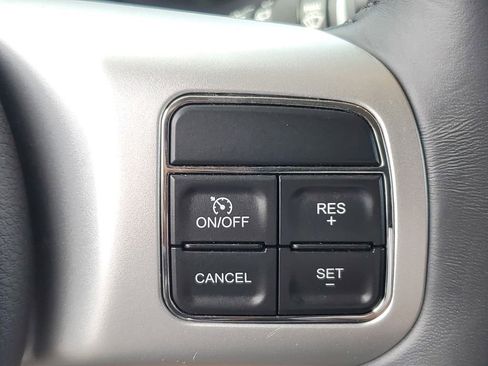 Used 2017 Jeep Compass Latitude FWD image 11