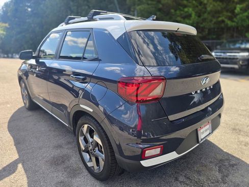 Used 2021 Hyundai Venue FWD image 5