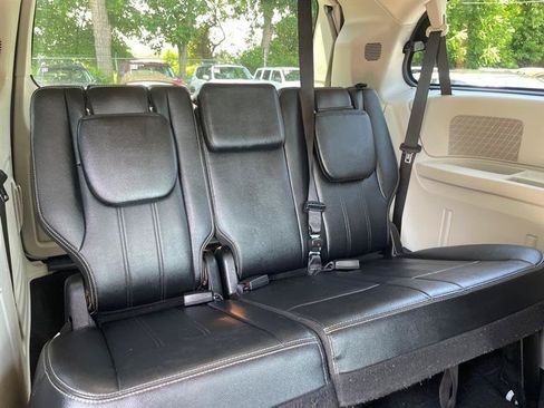 Used 2014 Chrysler Town & Country Touring FWD image 15