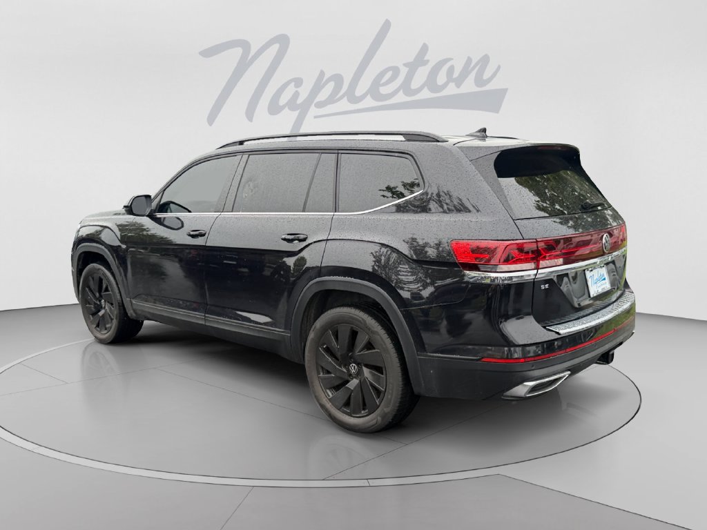 Used 2024 Volkswagen Atlas SE w/ Panoramic Sunroof Package FWD image 3