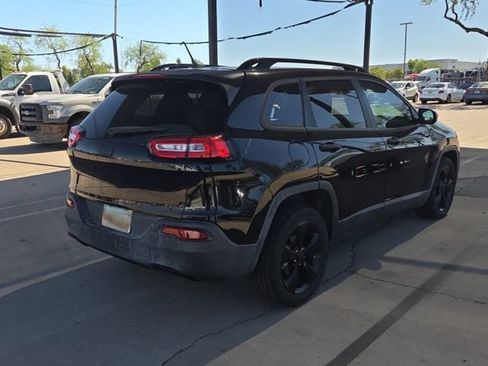 Used 2017 Jeep Cherokee Sport FWD image 5