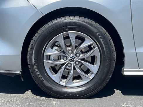 Used 2024 Toyota Sienna LE AWD/4WD image 28