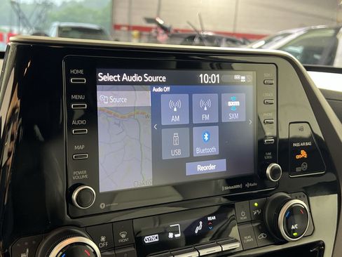 Used 2021 Toyota Highlander XLE AWD/4WD image 19
