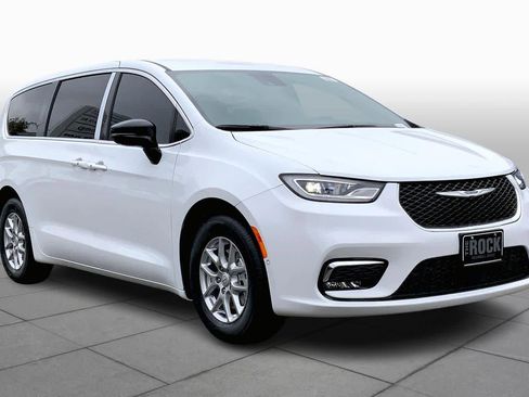 New 2026 Chrysler Pacifica Select image 2