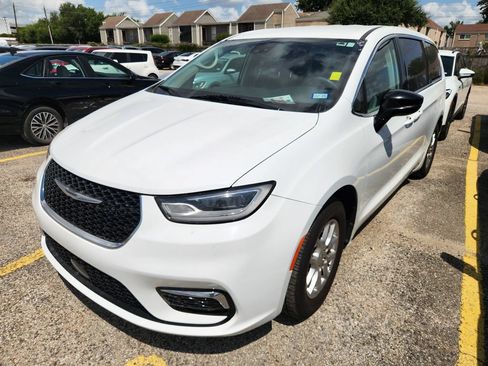 Used 2024 Chrysler Pacifica Touring-L FWD image 1