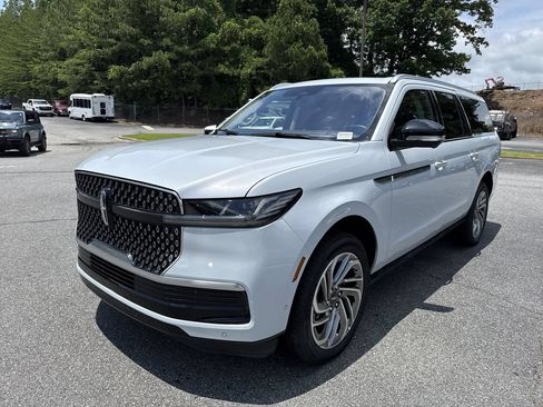 Used 2025 Lincoln Navigator L Reserve AWD/4WD image 3