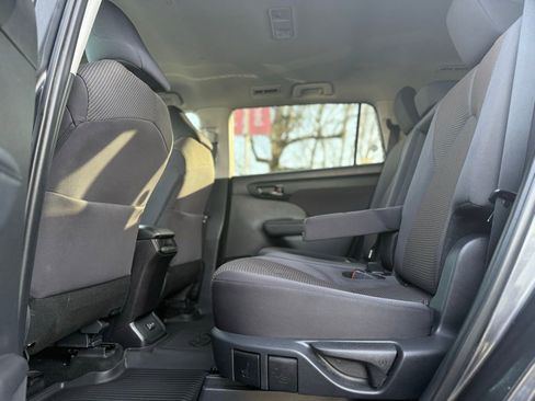 Used 2024 Toyota Highlander LE image 16