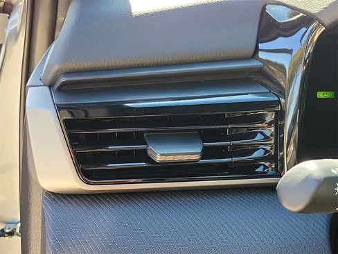 Used 2025 Toyota Camry SE image 33