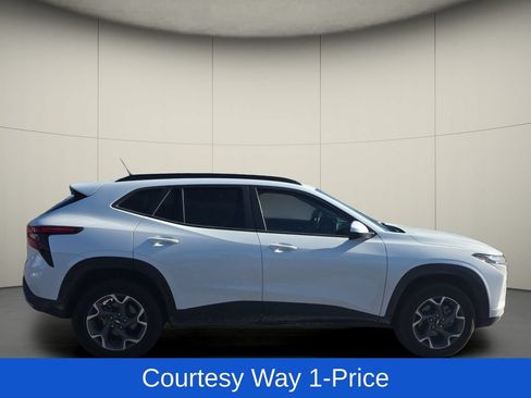 Used 2024 Chevrolet Trax LT w/ Driver Confidence Package FWD image 11