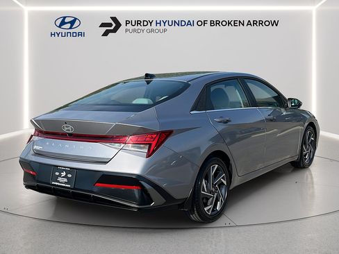 Certified 2025 Hyundai Elantra Limited FWD image 5