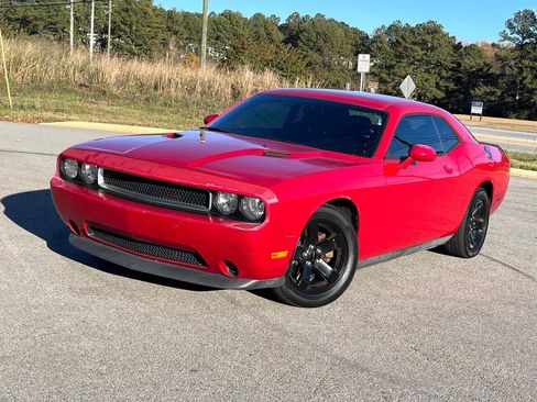 Used 2013 Dodge Challenger SXT image 1