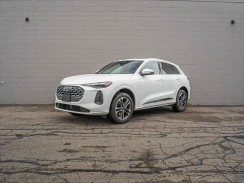 Certified 2025 Audi Q5 Premium w/ Convenience Package AWD/4WD image 1