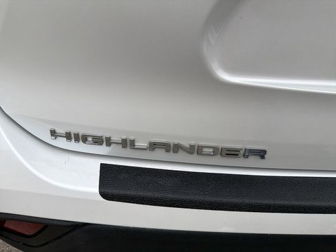 Used 2022 Toyota Highlander XLE image 10