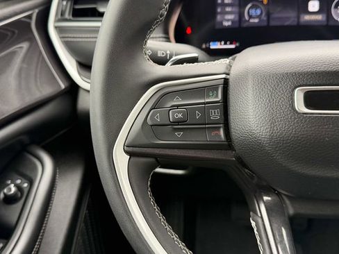 Used 2023 Jeep Grand Cherokee Laredo AWD/4WD image 35