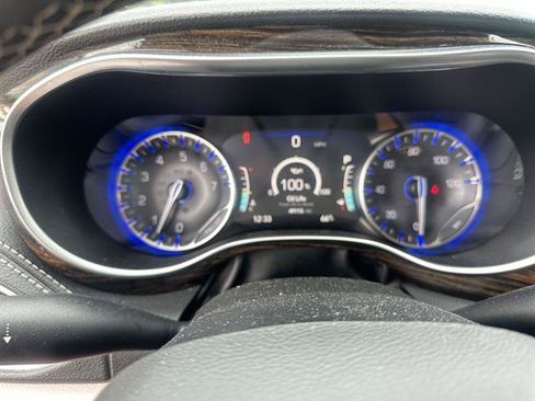 Used 2024 Chrysler Pacifica Limited FWD image 10