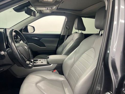 Certified 2020 Toyota Highlander XLE FWD image 9