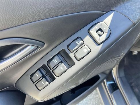 Used 2015 Hyundai Tucson SE image 16