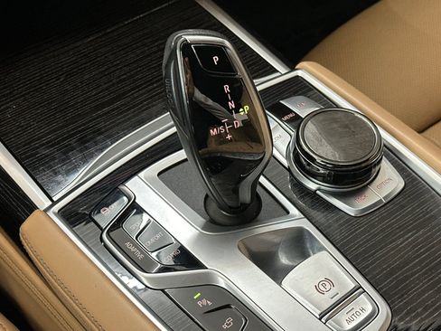 Used 2019 BMW 740i image 17