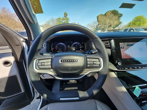 Certified 2023 Jeep Wagoneer Series II w/ Premium Group I image 11